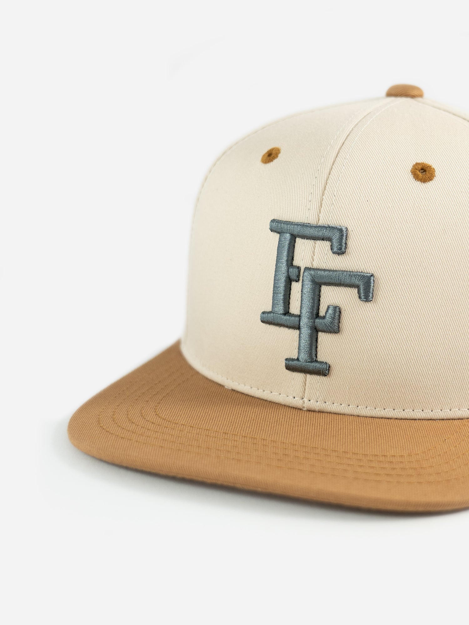 Nahansicht Basecap EF in beige mit grauer Stickerei