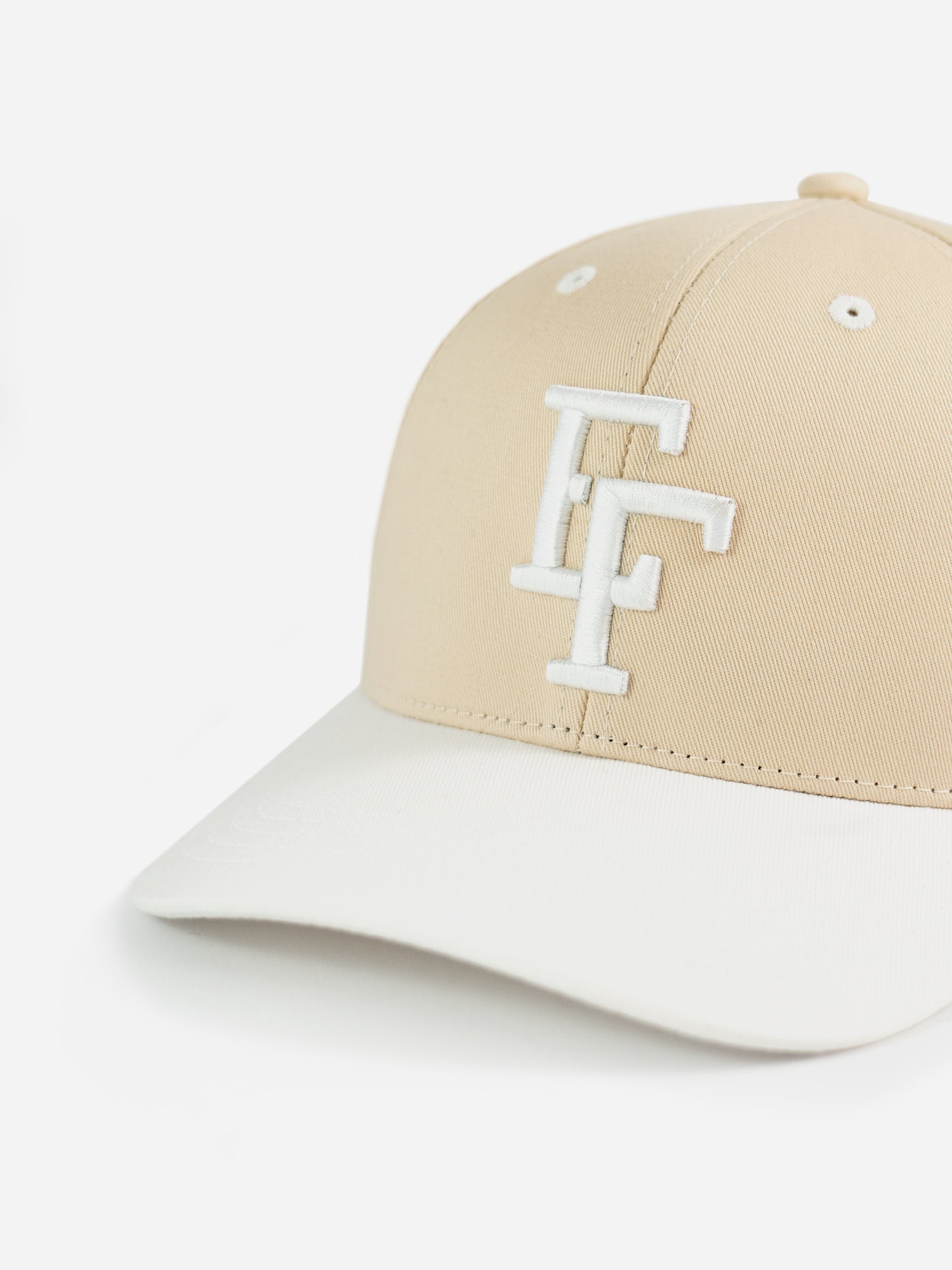 Detailansicht Basecap Erfurt beige mit weißer EF Stickerei