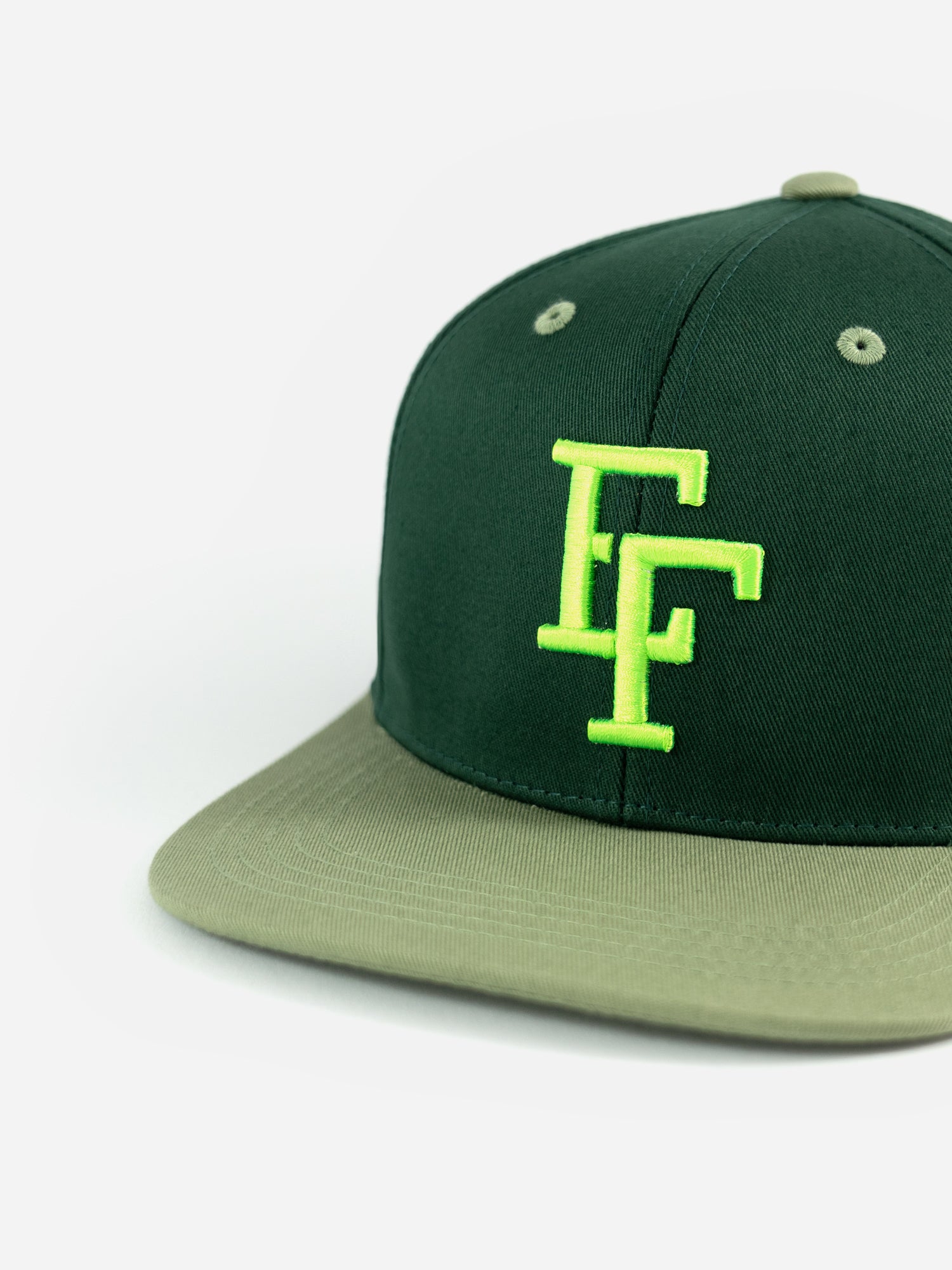 Nahansicht Snapback Erfurt in dunkelgrün mit neongrünem EF Stick