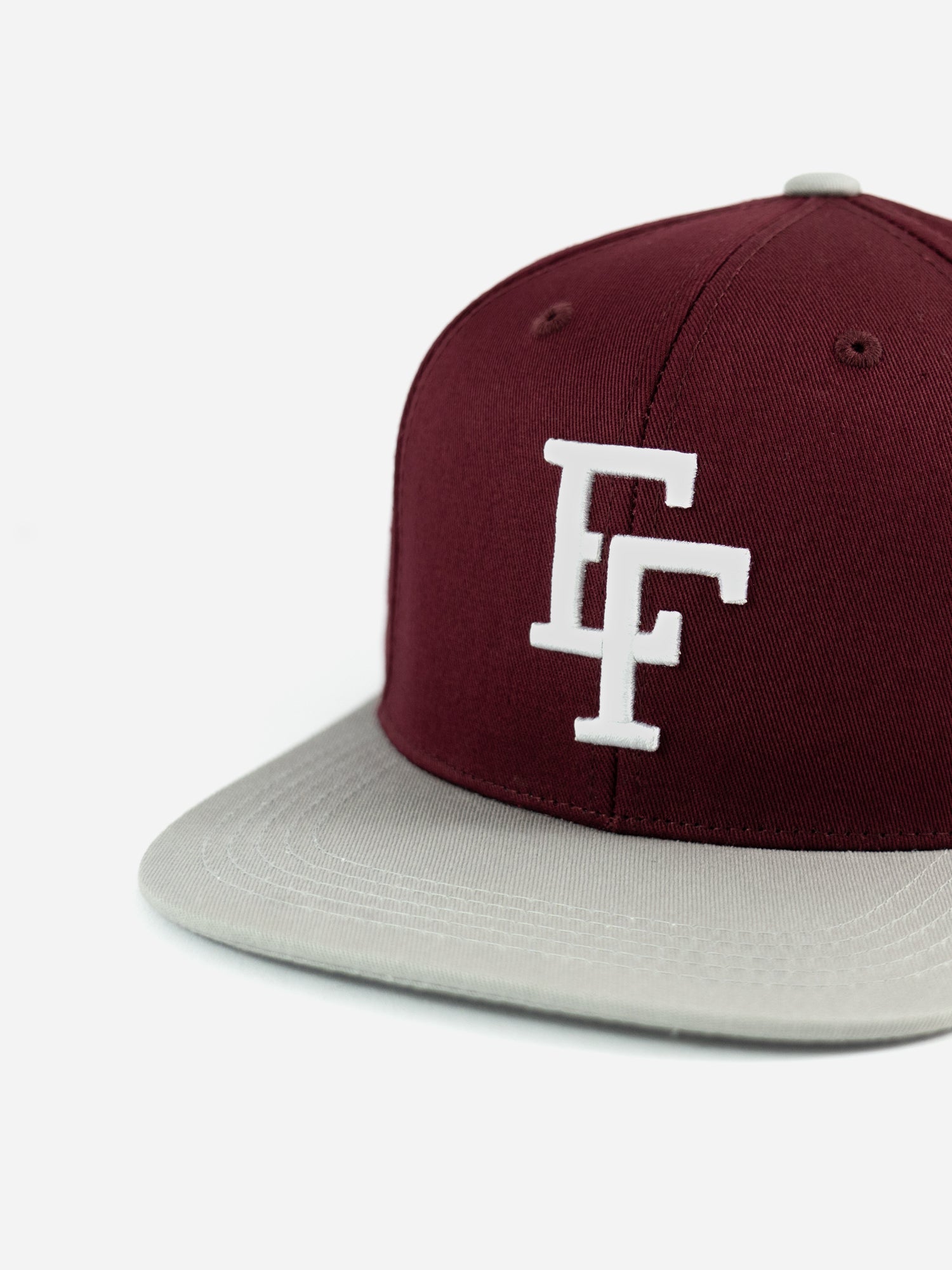 Nahansicht Snapback EF in maroon mit weißer Stickerei One Size