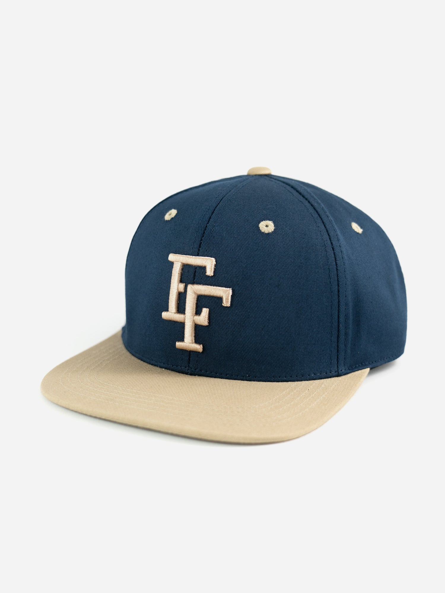 Frontansicht Snapback EF in navy und sand
