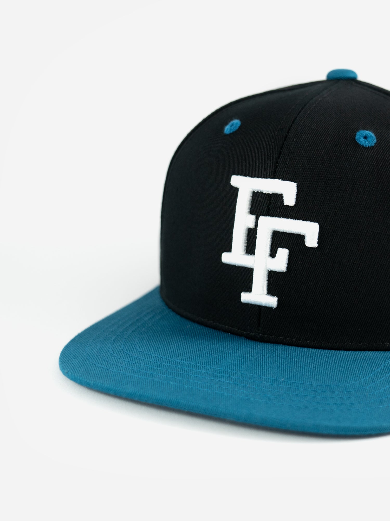 Detailansicht Snapback Erfurt in schwarz und dunkelblau mit weißer EF Stickerei