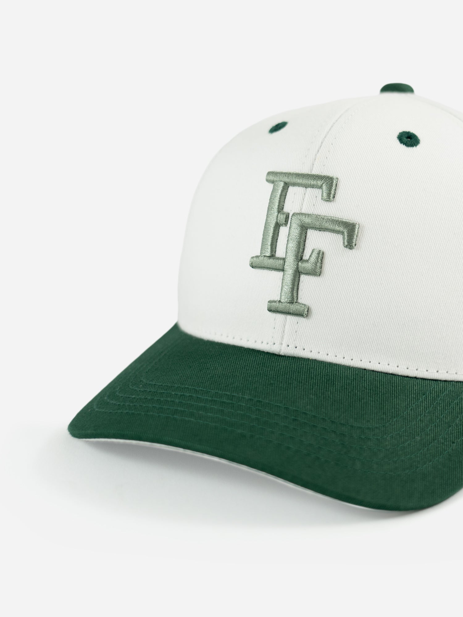 Nahansicht Basecap EF weiss und dunkelgrün