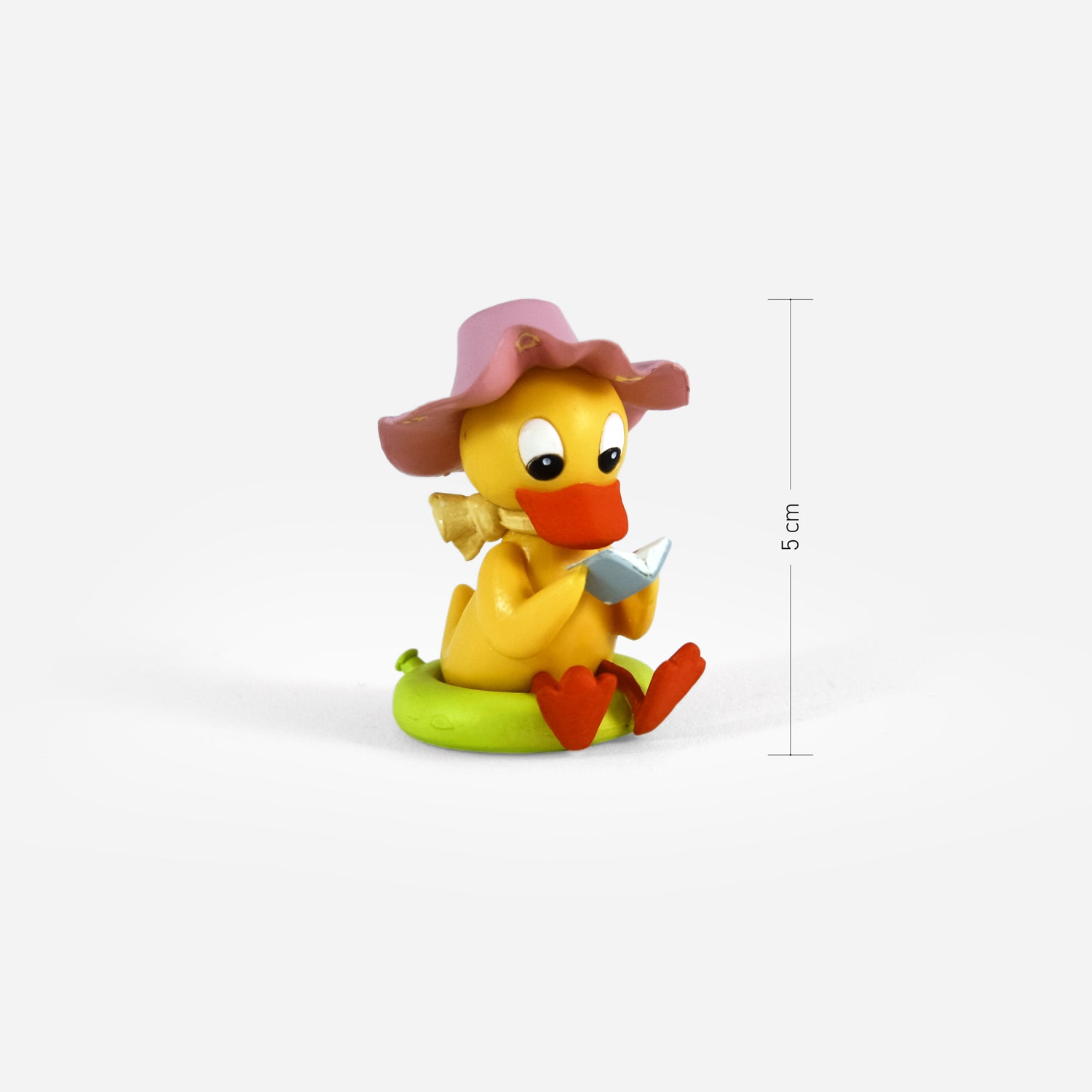 5cm hohe Spielfigur lesendes Schnatterinchen mit Sommerhut