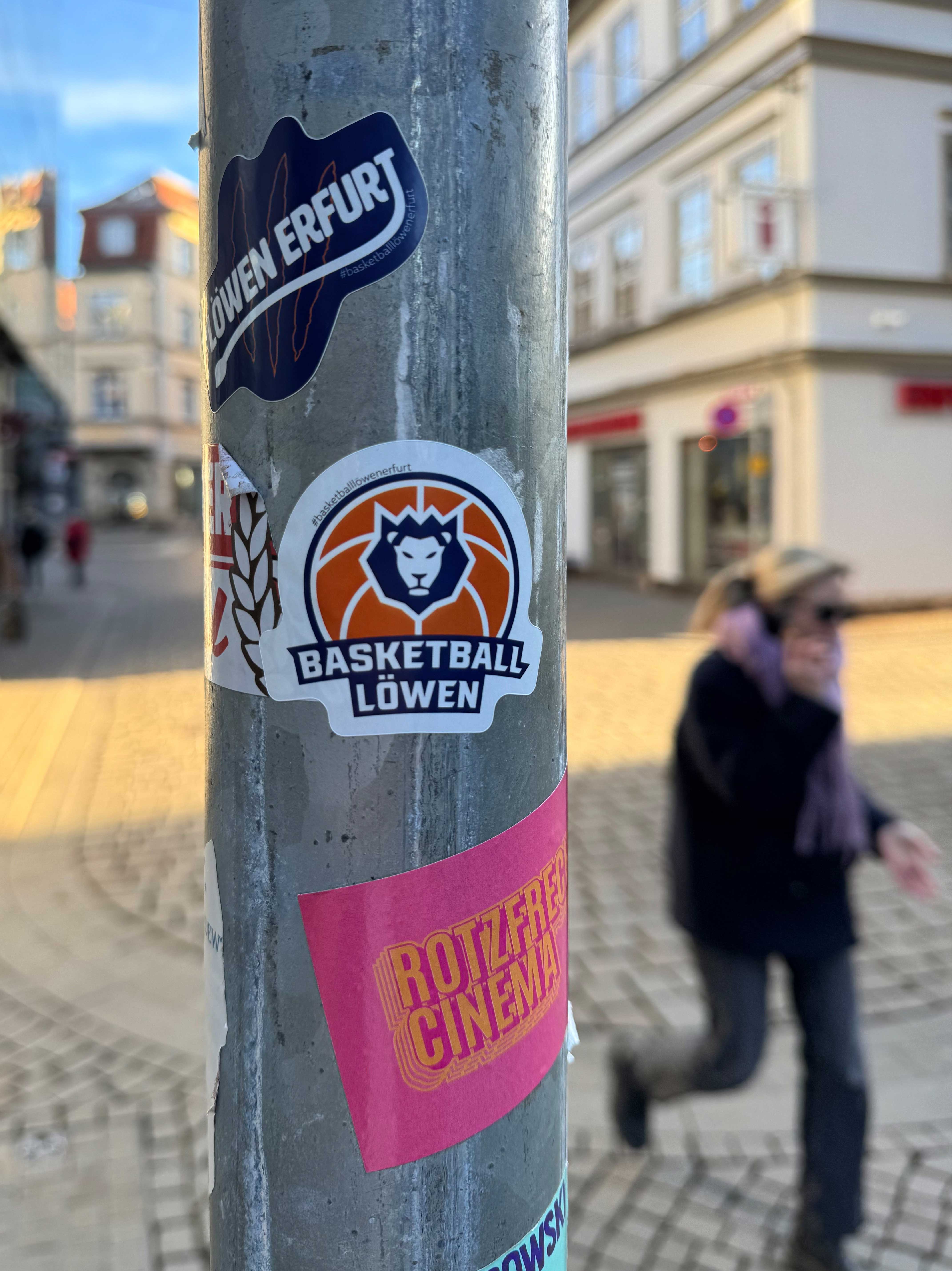 Aufkleber Basketball Löwen Erfurt an der Laterne