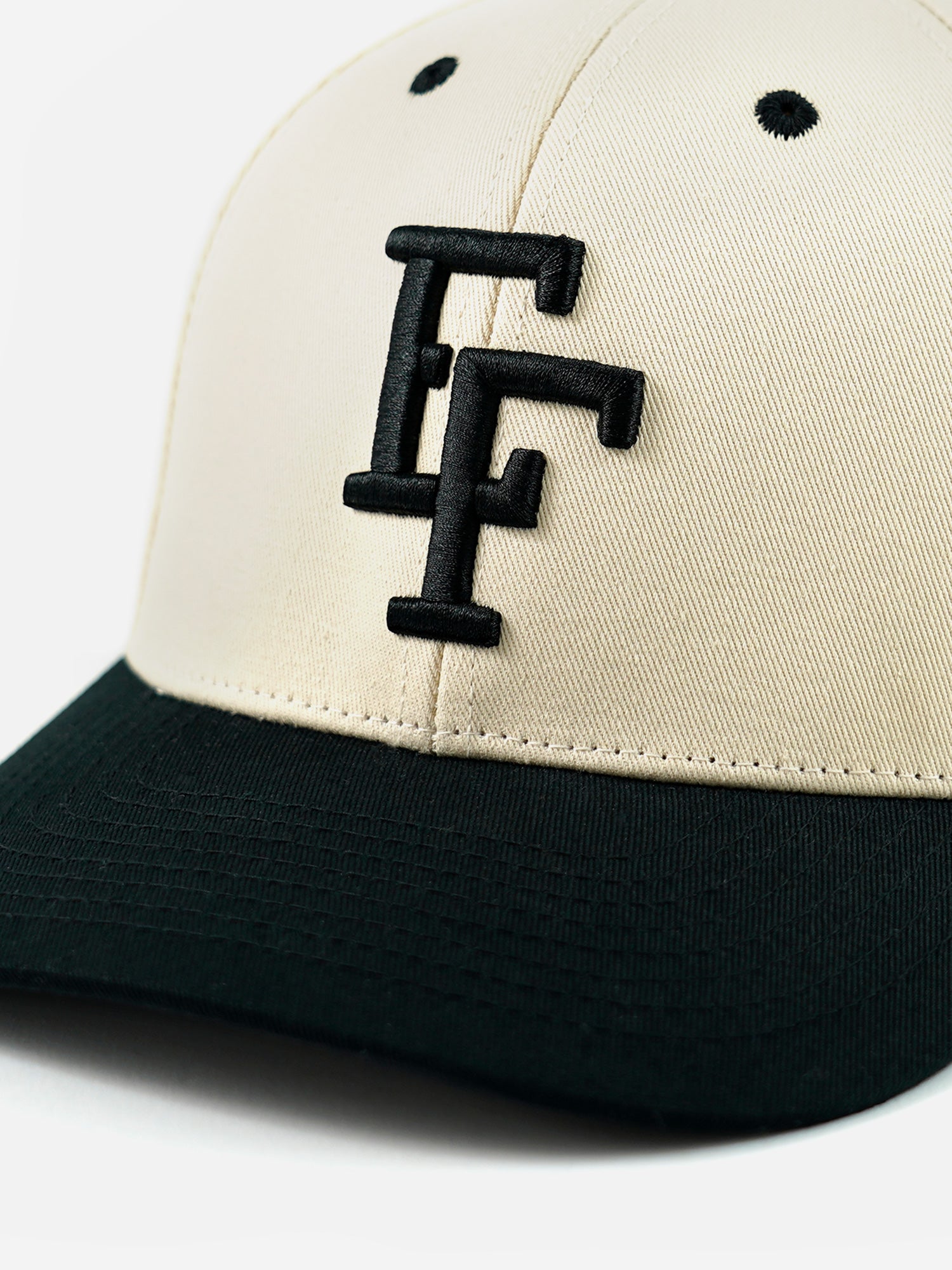 Detailansicht Stickerei EF auf Basecap beige/schwarz