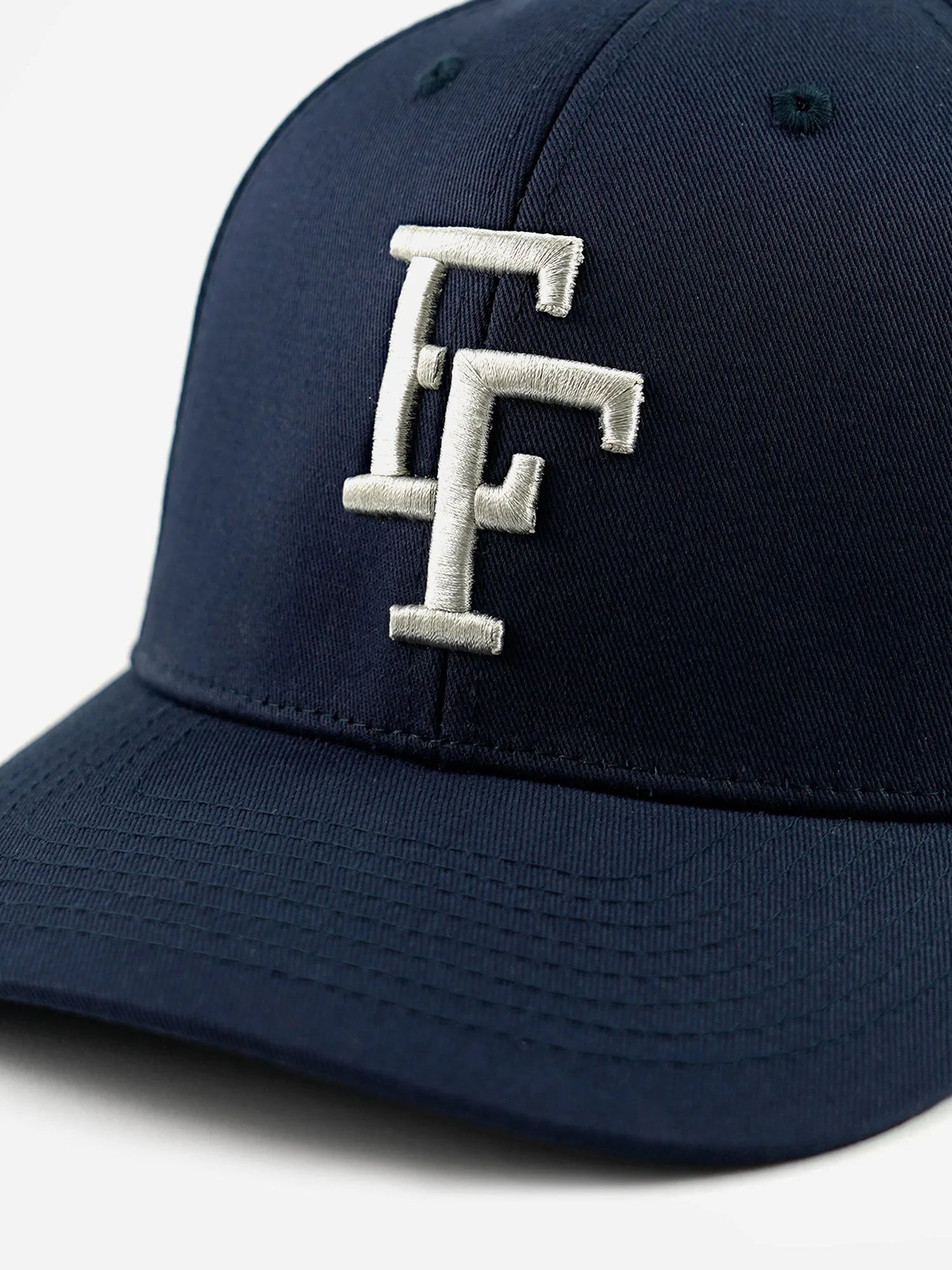 Detailansicht Basecap EF navy mit silberner EF Stickerei