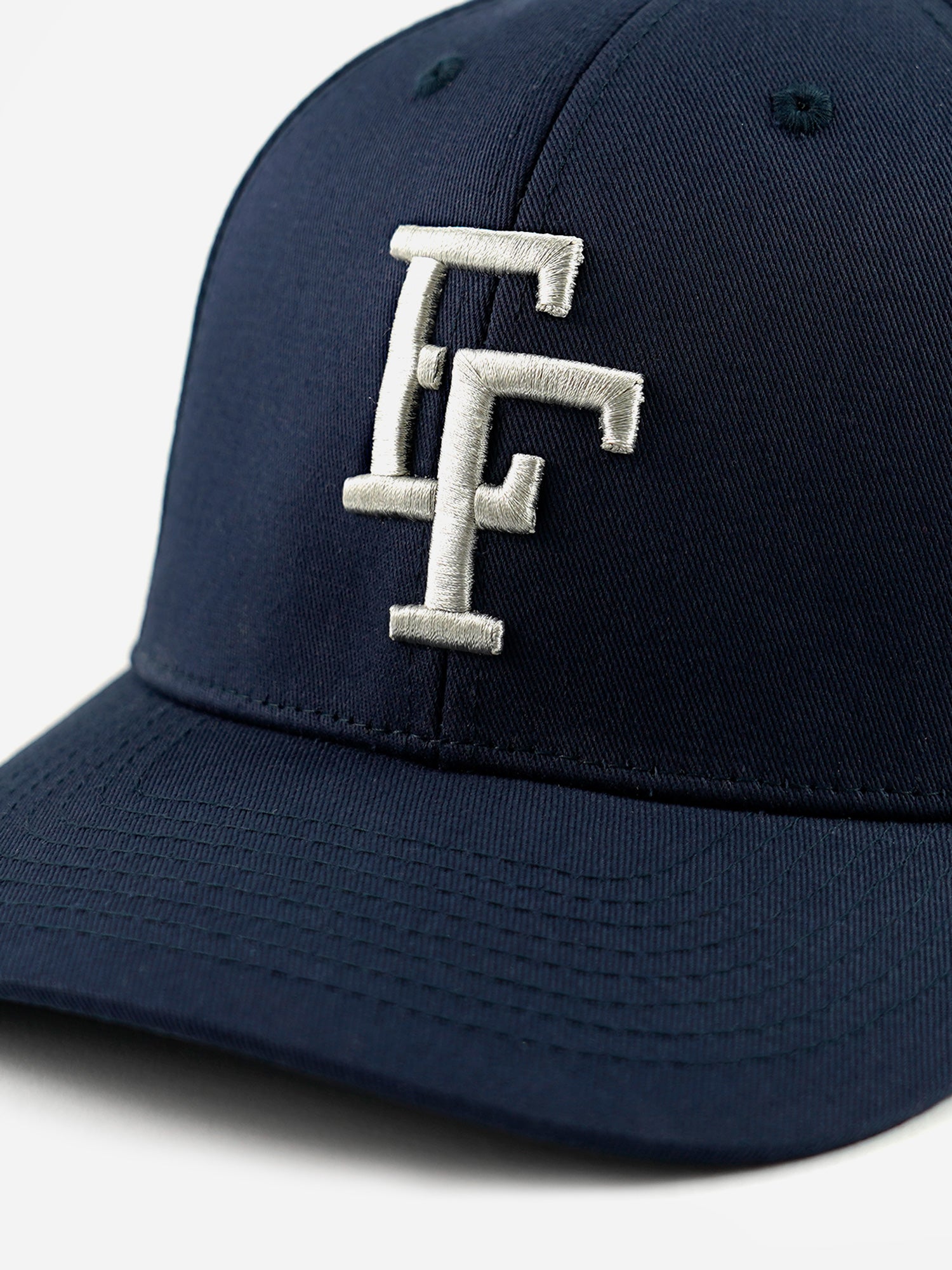 Detailansicht Basecap EF navy mit silberner EF Stickerei