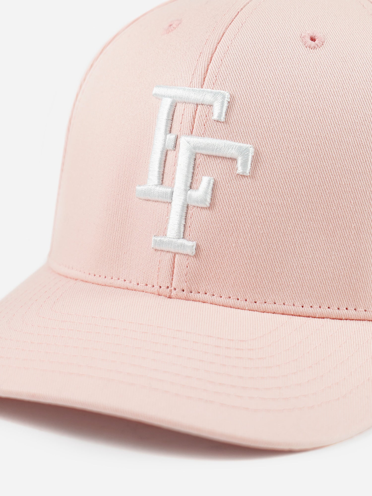 Detailansicht Front Basecap EF in puderrosa mit weißer Stickerei