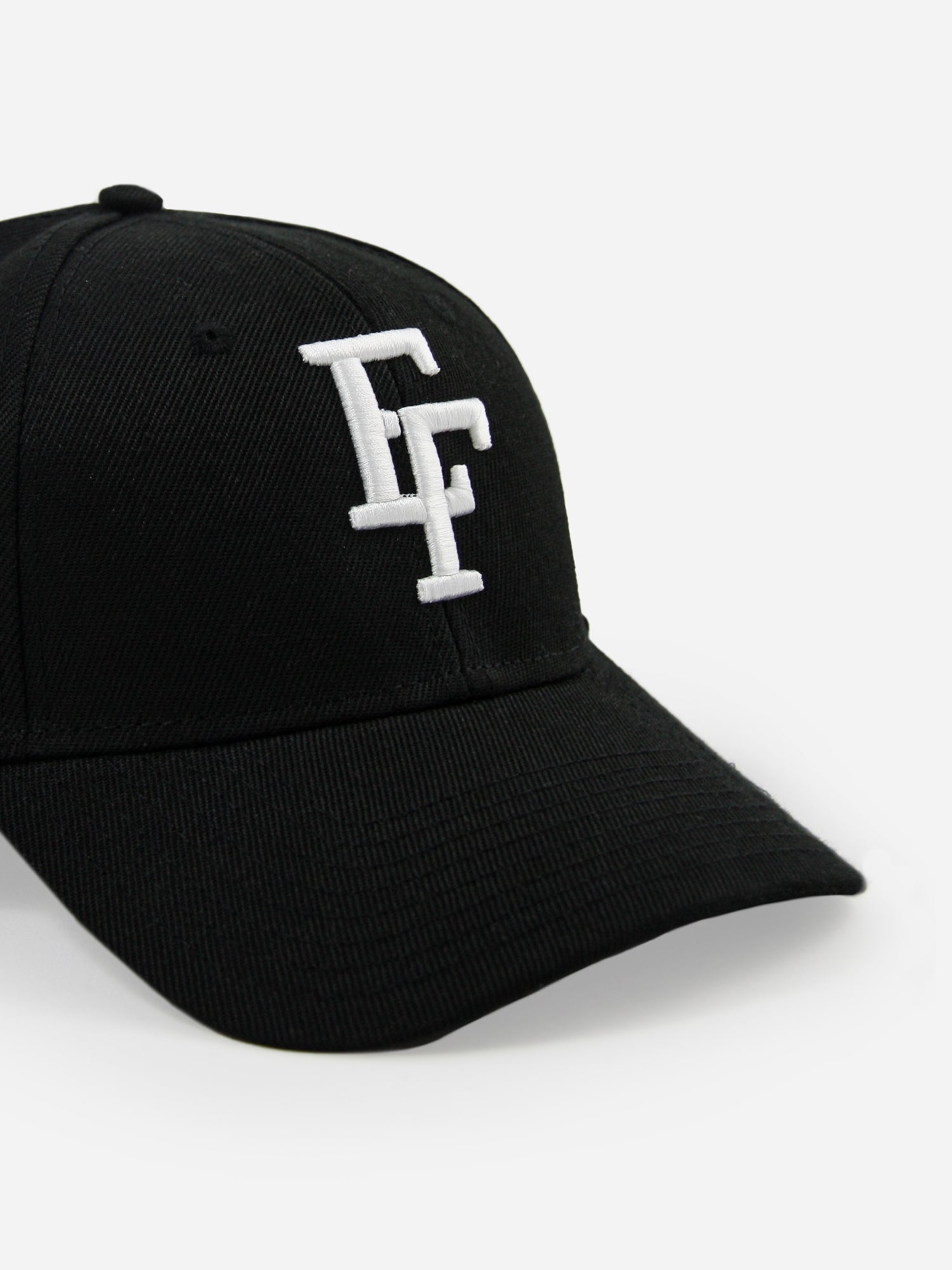 Frontansicht Basecap schwarz mit weißem EF Stick