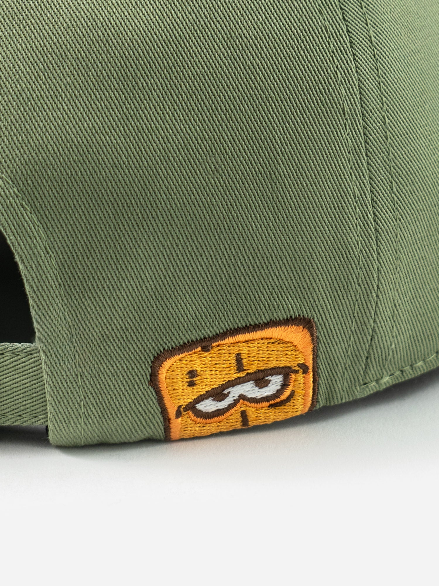 Detailansicht Stickerei Bernd das Brot Basecap zum 25 jährigen Jubiläum