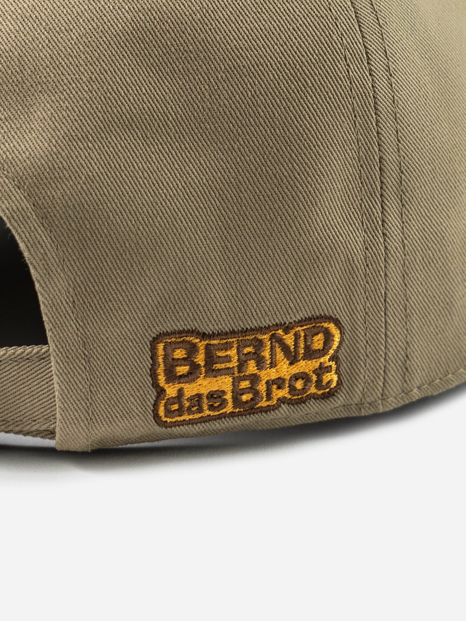 Basecap Bernd das Brot MIST 25 Jahre Jubiläum Detailansicht Stickerei Rückseite