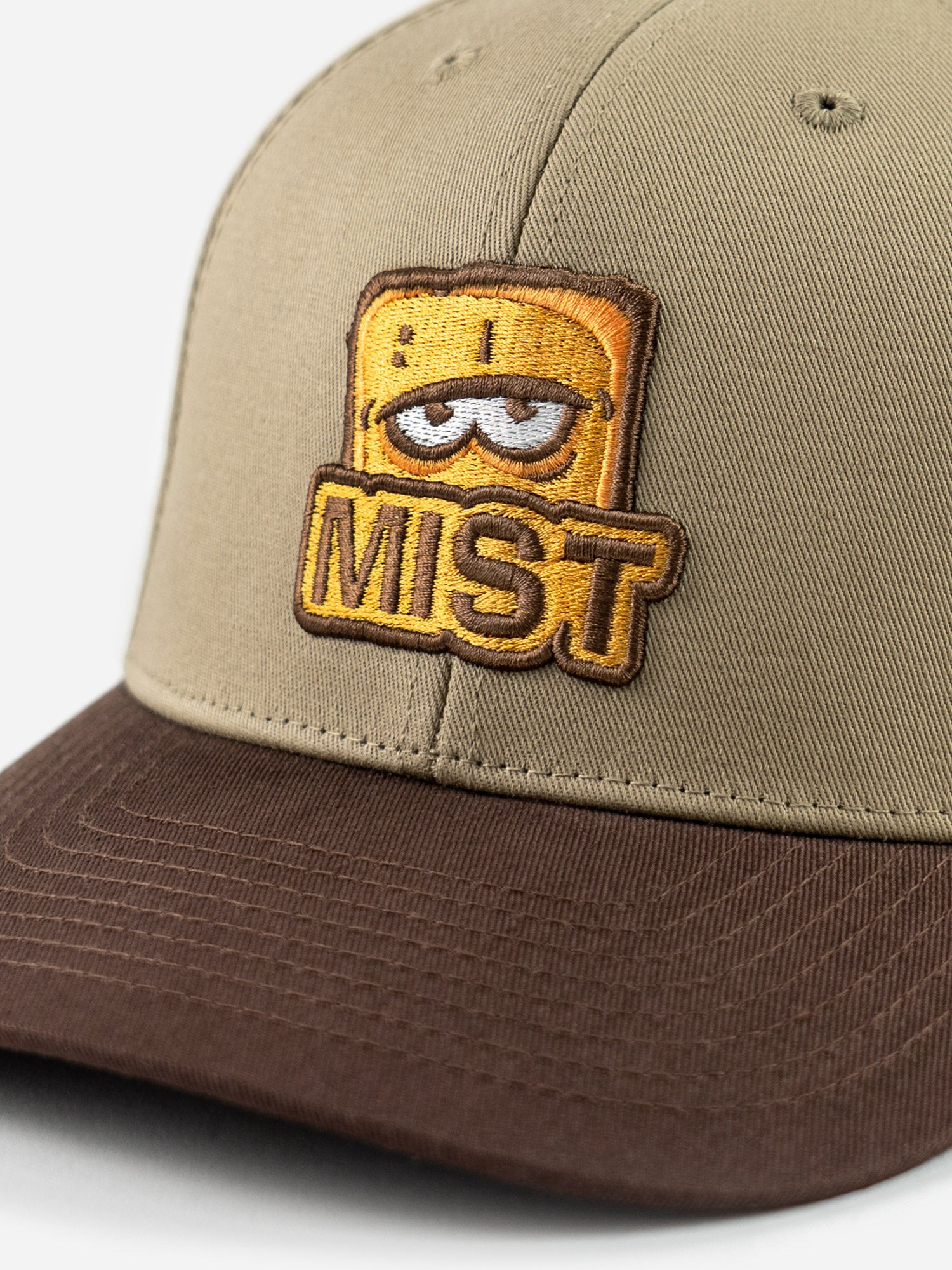 Basecap Bernd das Brot MIS Detailansicht Stickerei Geburtstagsedition