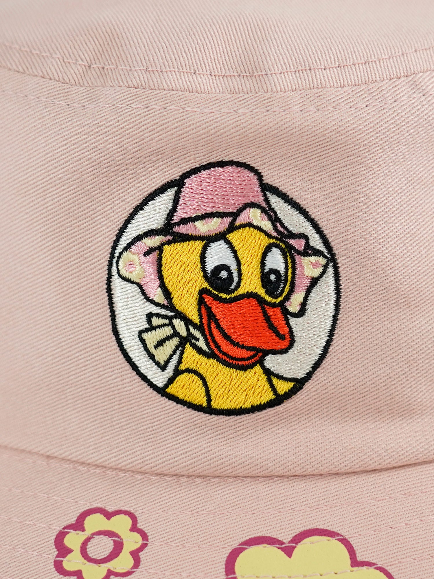 Detailansicht Stickerei Schnatterinchen auf rosa Bucket Hat 3-8 Jahre