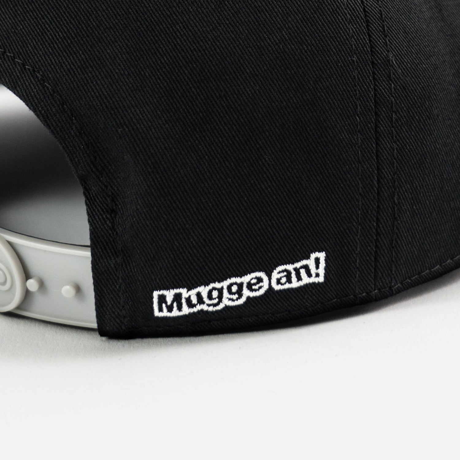 Detailansicht Stickerei auf der Rückseite "Mugge an!"