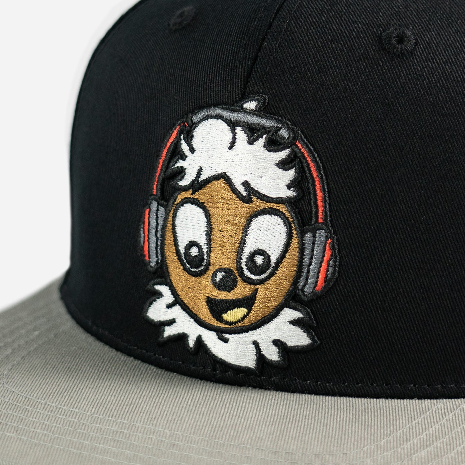 Detailansicht Stickerei Snapback Pittiplatsch Musik One Size