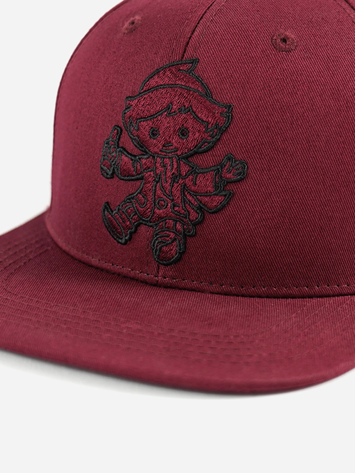 Detailansicht Stickerei Sandmännchen mit Lampe auf rotem Basecap