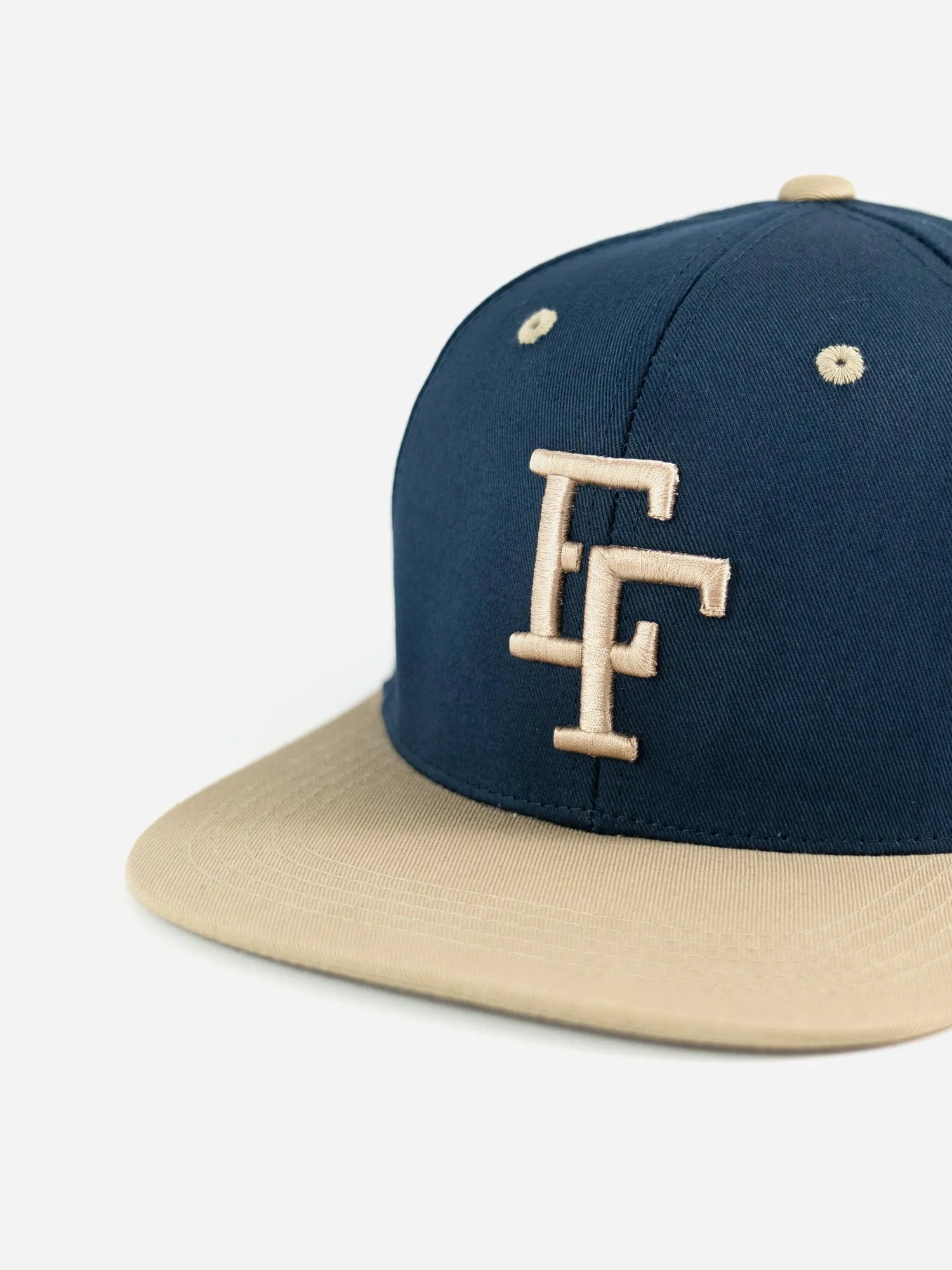 Nahansicht Basecap EF in navy und sand