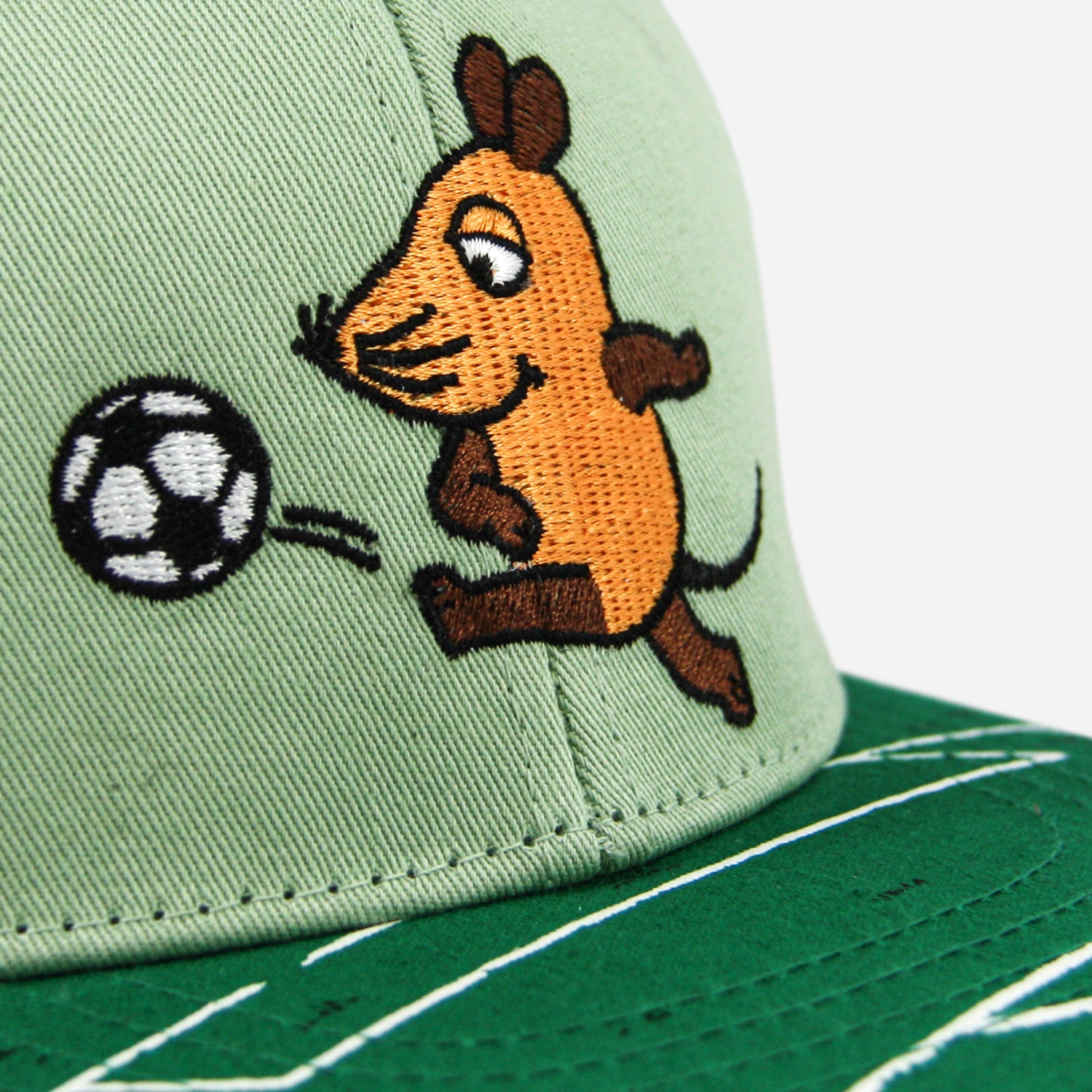 Detailansicht Stickerei fußballspielende Maus auf Snapback