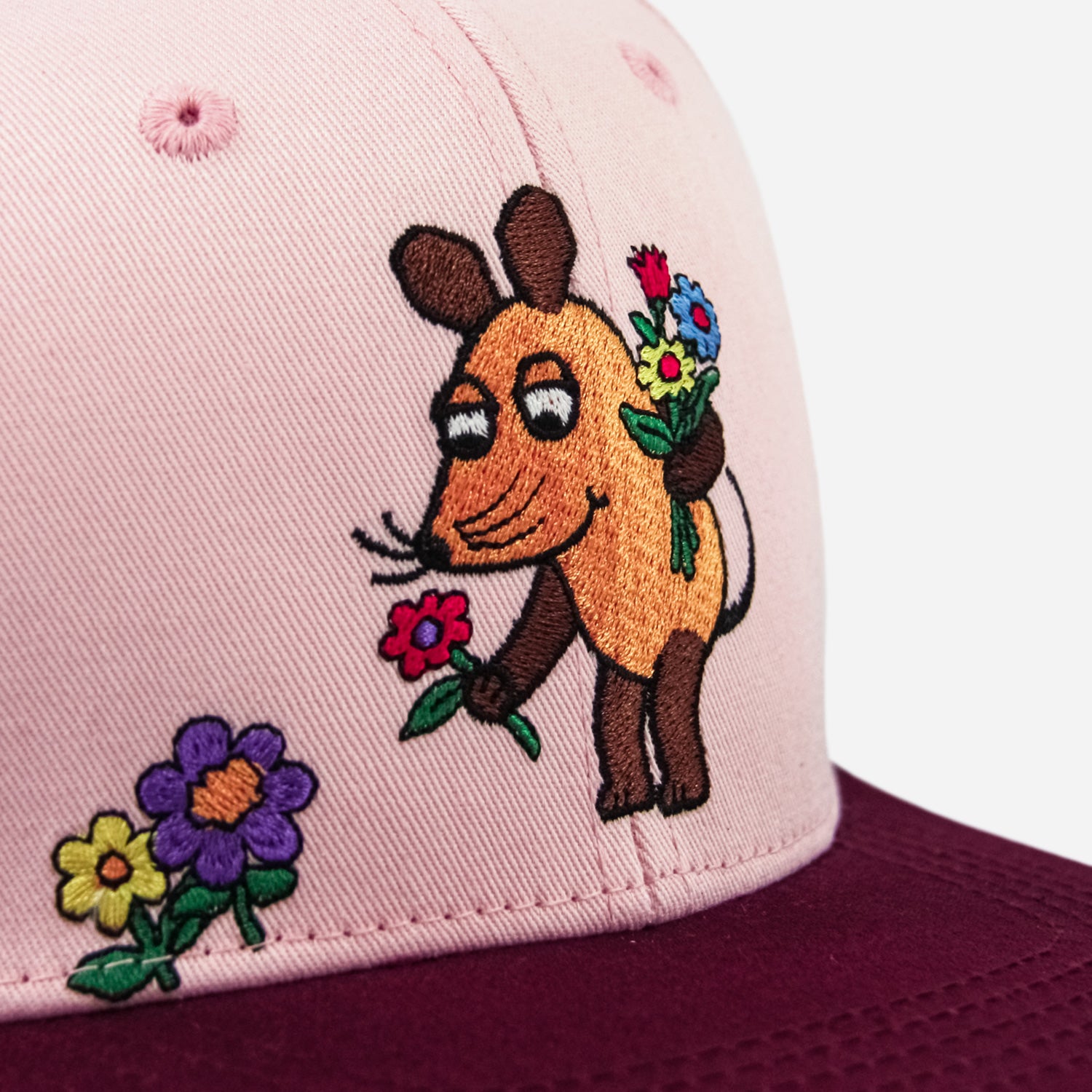 Detailansicht Stickerei blumenpflückende Maus