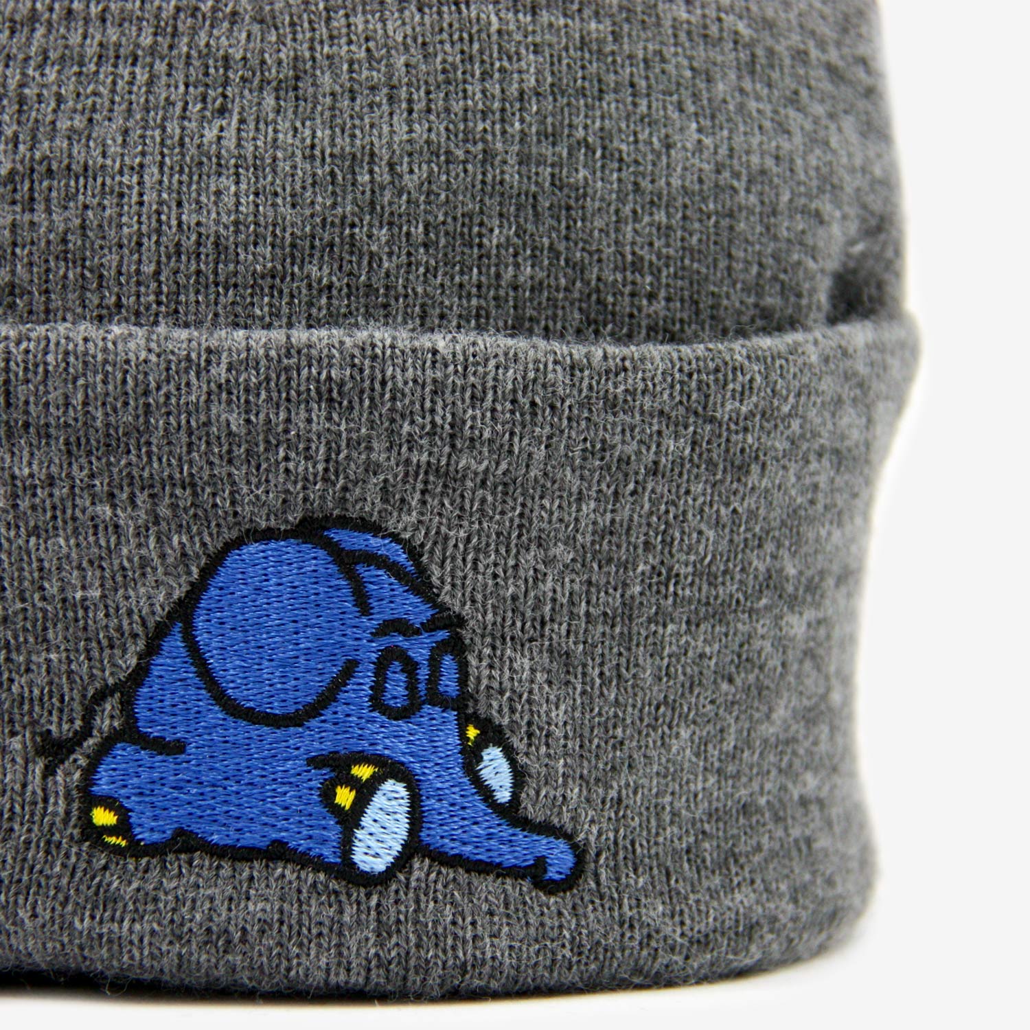 Detailanischt Stickerei schlafender Elefant auf grauem Beanie