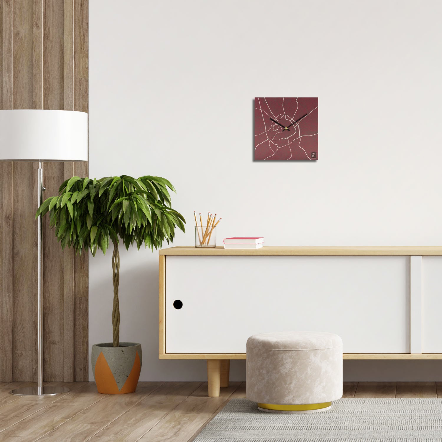 Quadratische Wanduhr mit dem Stadtplan Erfurts in der Farbe Beere im Wohnzimmer