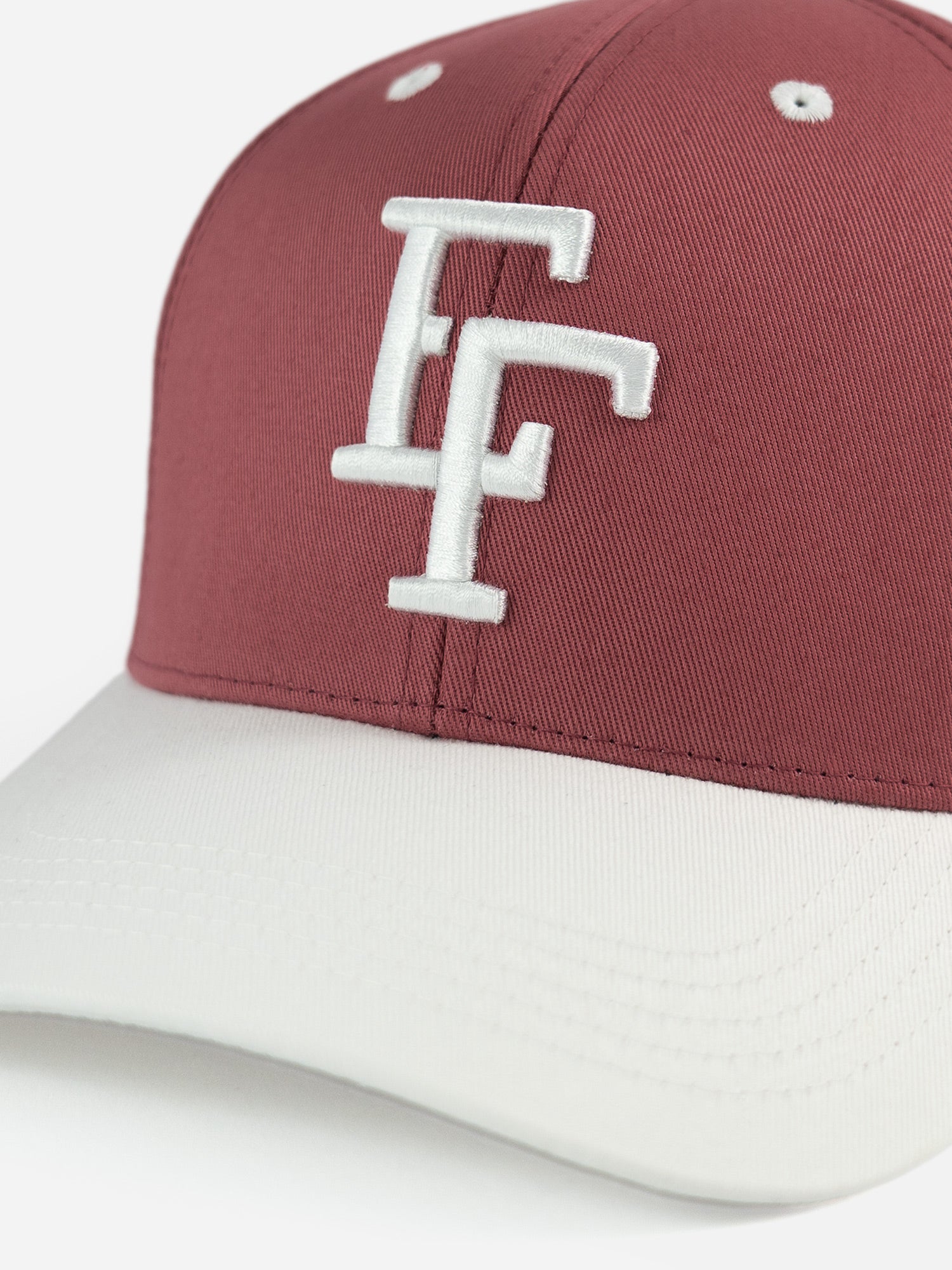 Detailansicht Front EF Basecap Beere mit weißem EF Stick