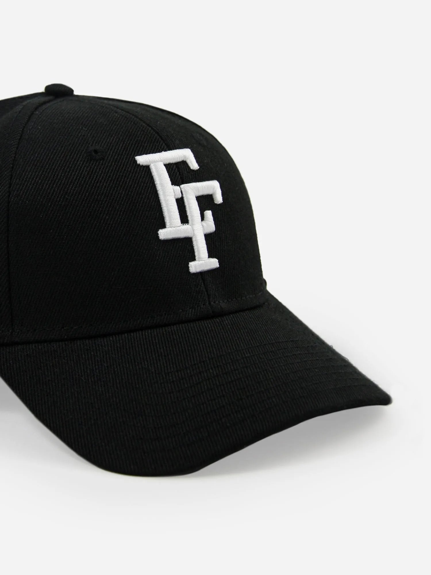 Frontansicht Basecap schwarz mit  weißem EF Stick