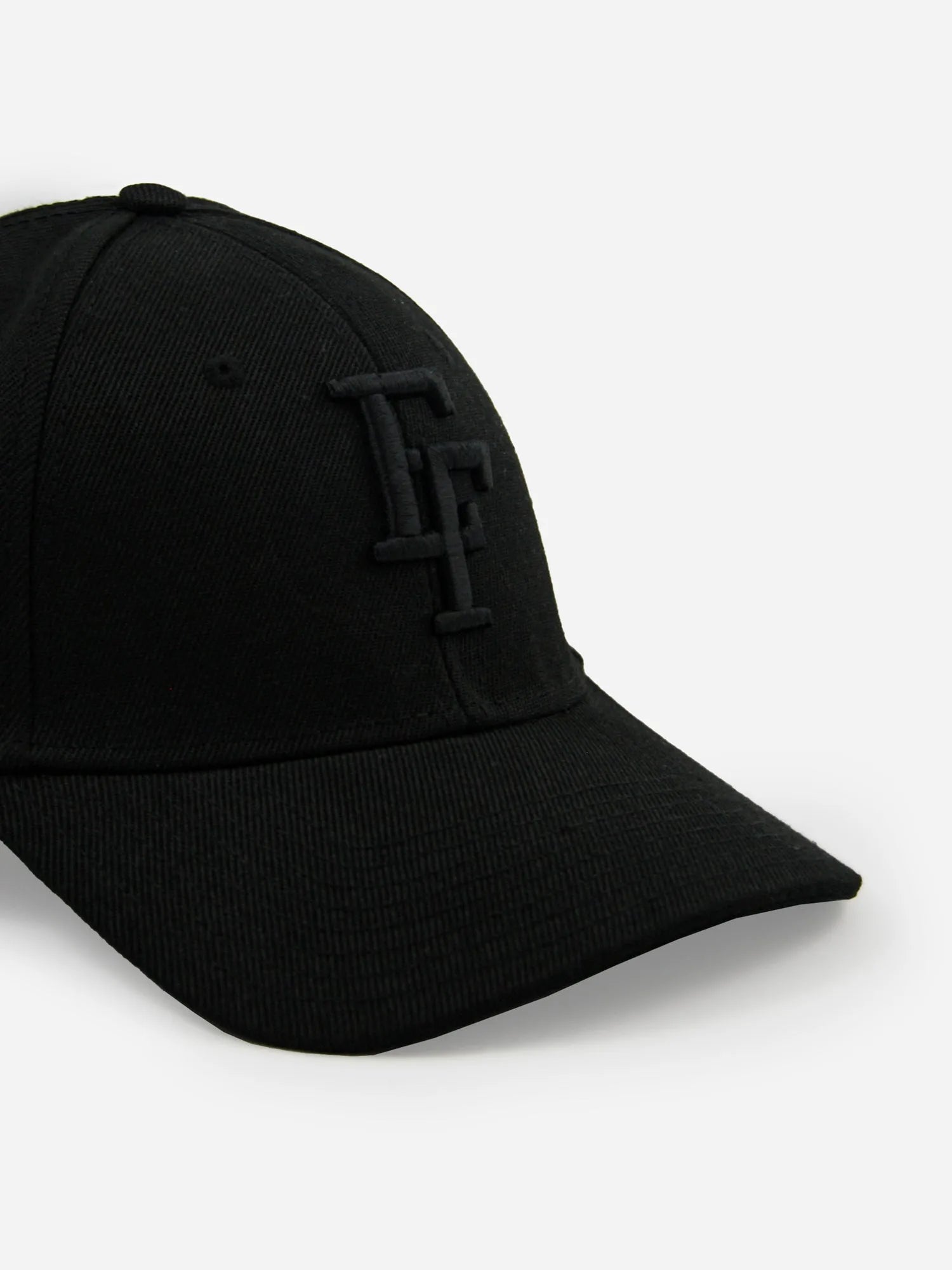 Detailansicht Basecap in schwarz mit schwarzem EF Stick