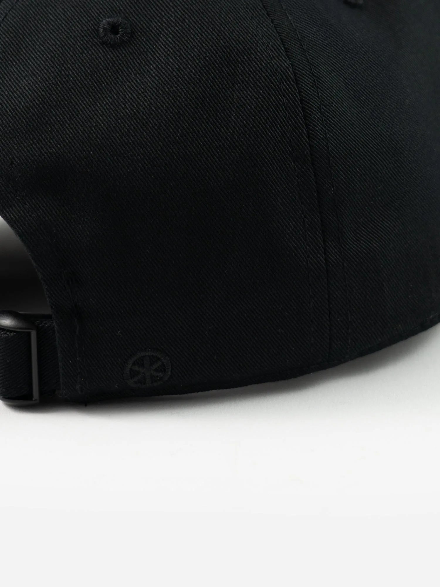 Detailansicht schwarze Stickerei Erfurter Rad auf der Rückseite Basecap EF