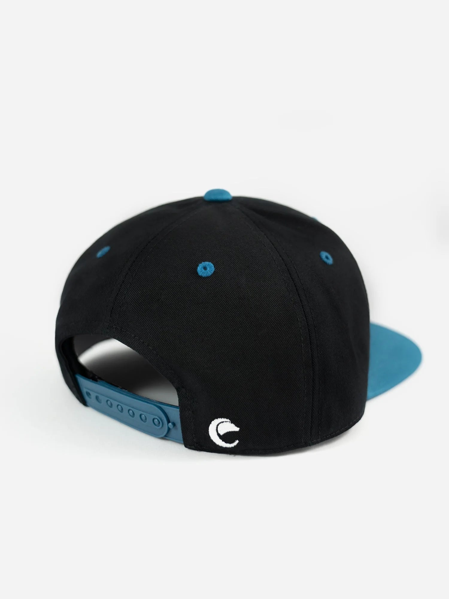 Rückansicht Snapback EF mit weißer Logo Stickerei