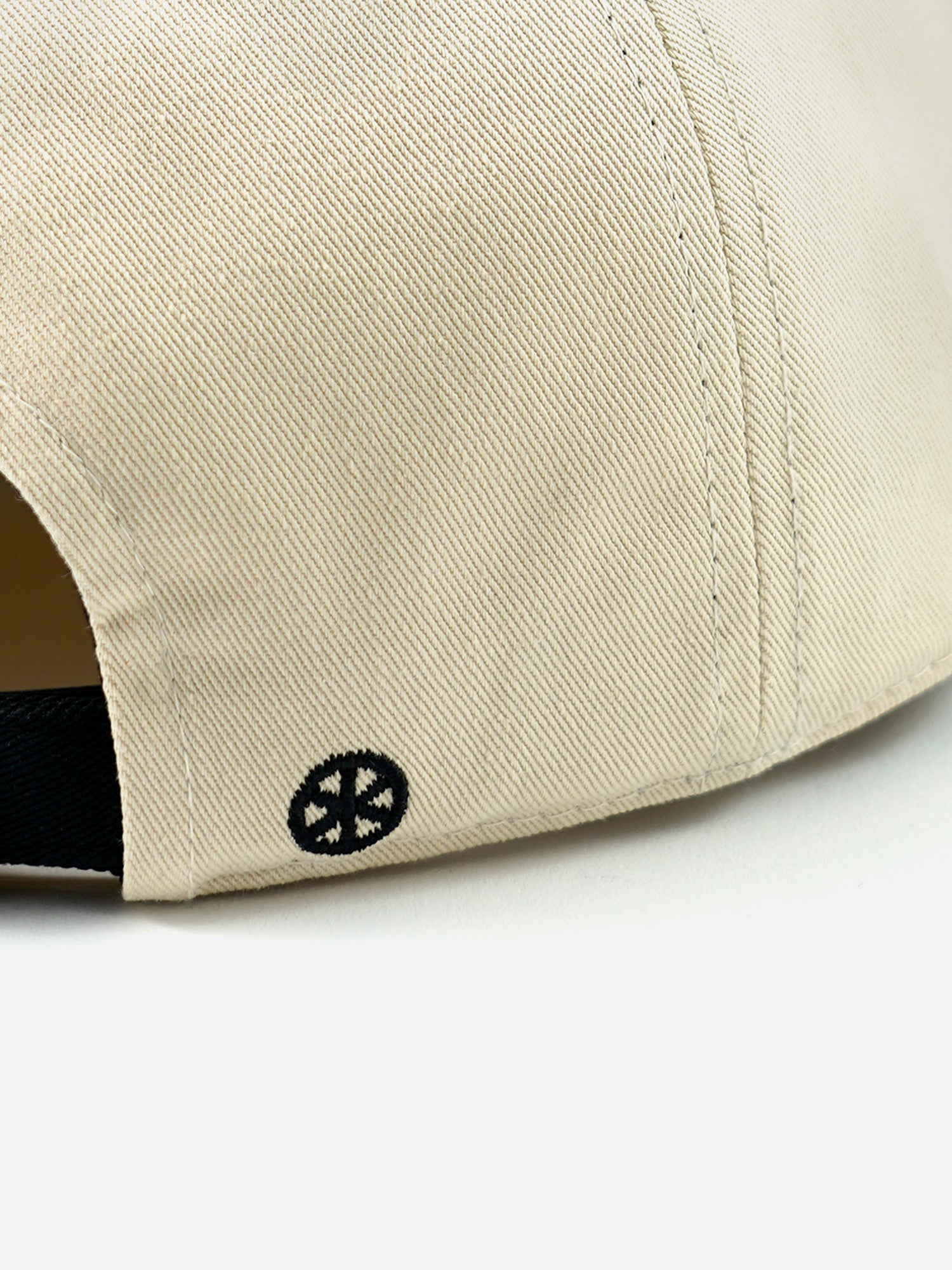 Detailansicht Erfurter Rad Stickerei auf der Rückseite Basecap EF beige/schwarz