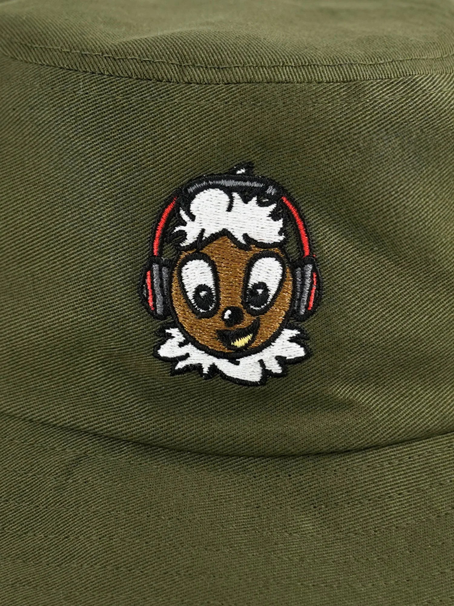 Detailansicht Stickerei Pittiplatsch mit Kopfhörern Bucket Hat