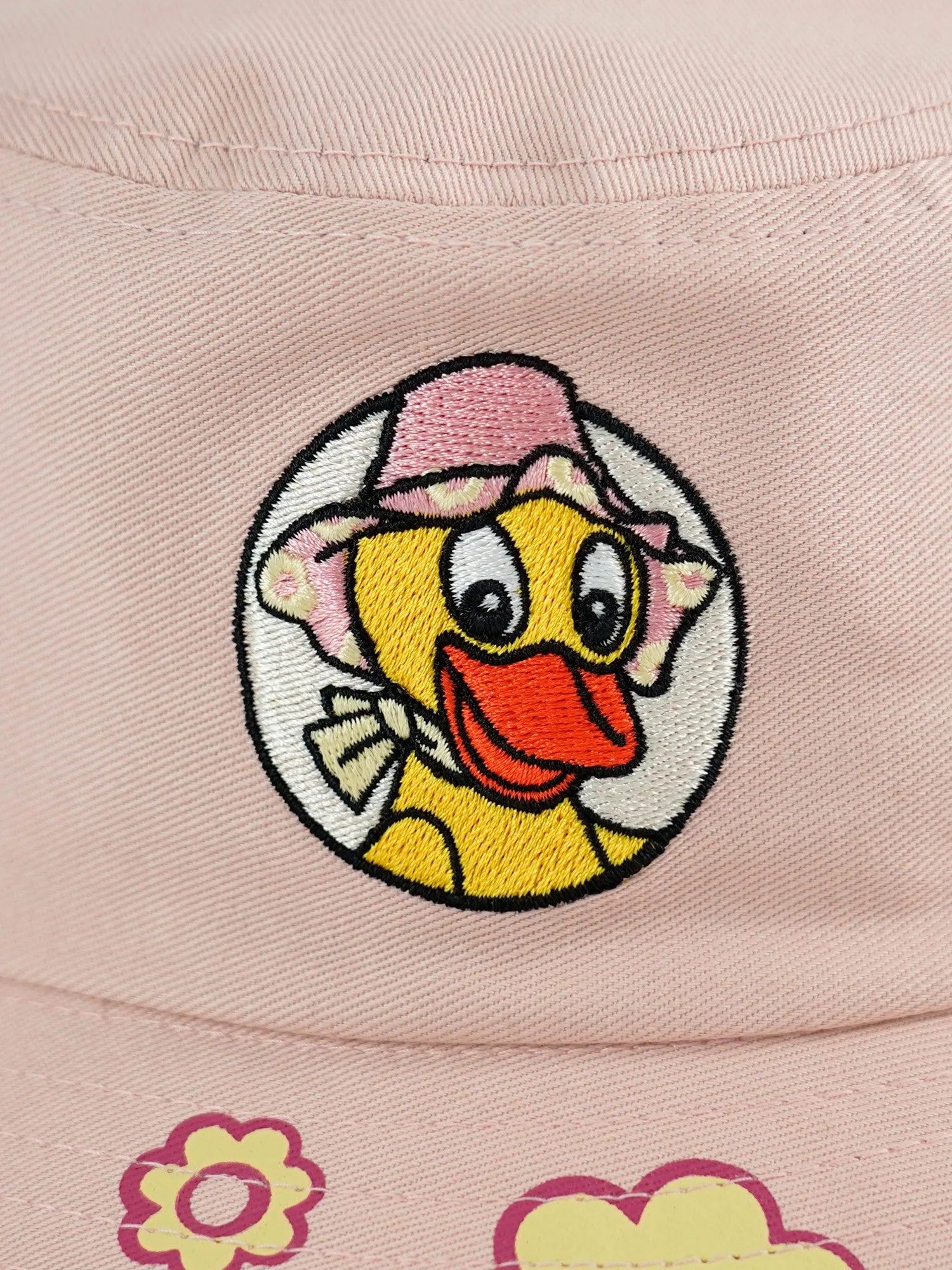 Detailansicht Stickerei Schnatterinchen auf rosa Bucket Hat 3-8 Jahre 