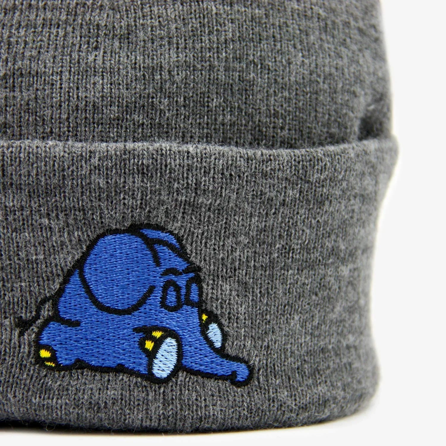 Detailanischt Stickerei schlafender Elefant auf grauem Beanie