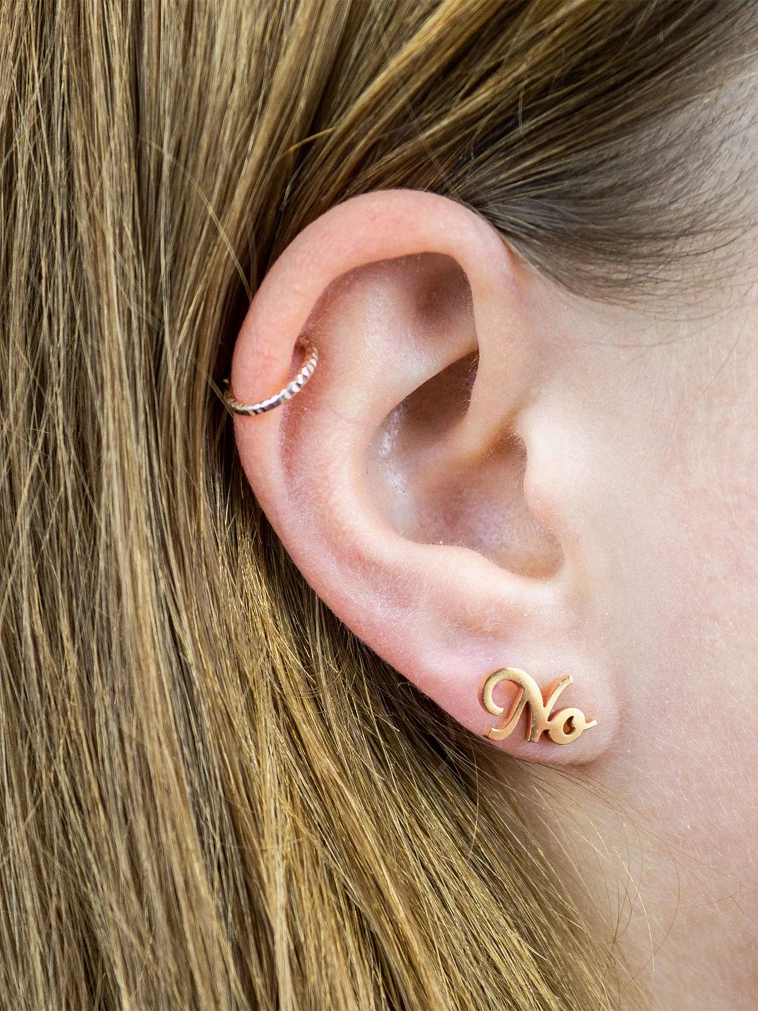 Erfurtsch Dialekt Ohrring "No" in Rosegold Detailansicht am Ohr