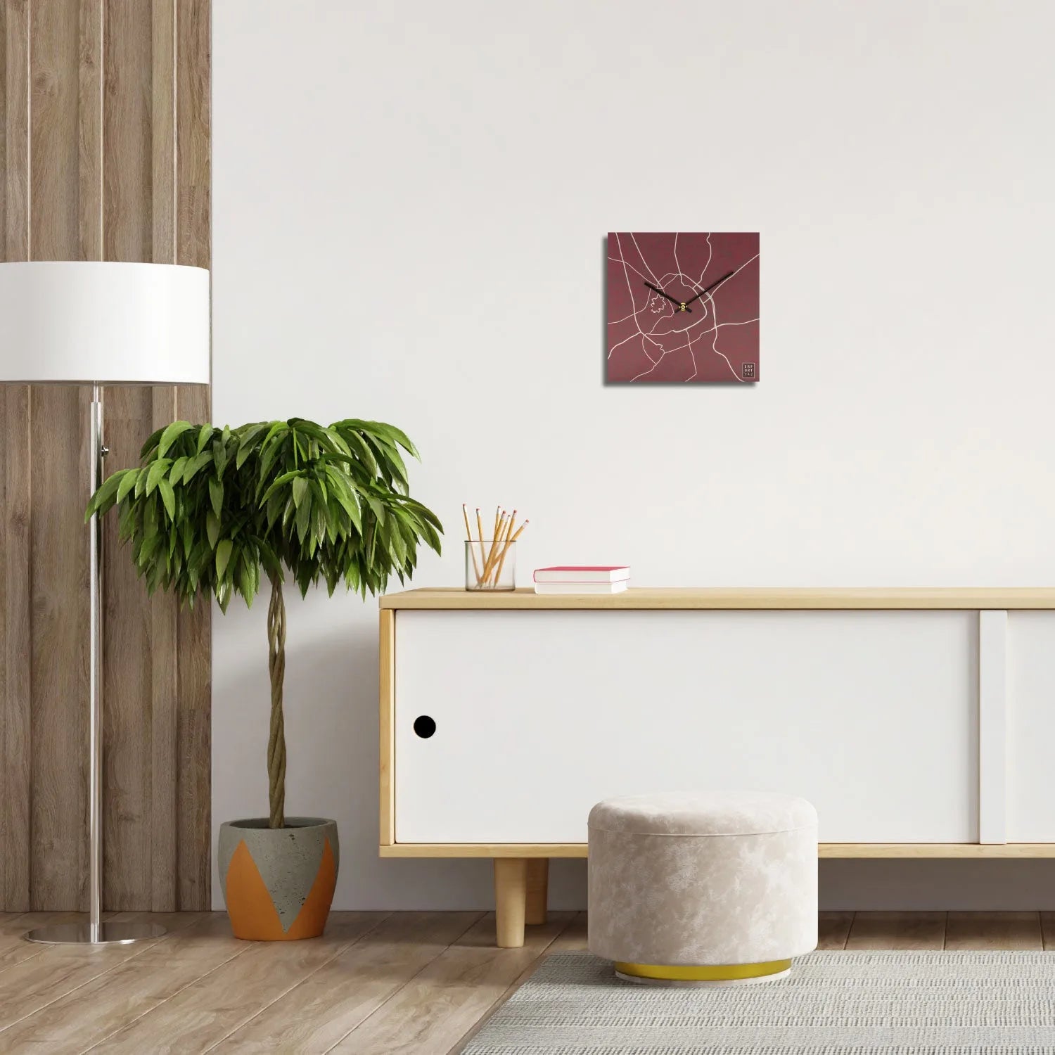 Quadratische Wanduhr mit dem Stadtplan Erfurts in der Farbe Beere im Wohnzimmer 