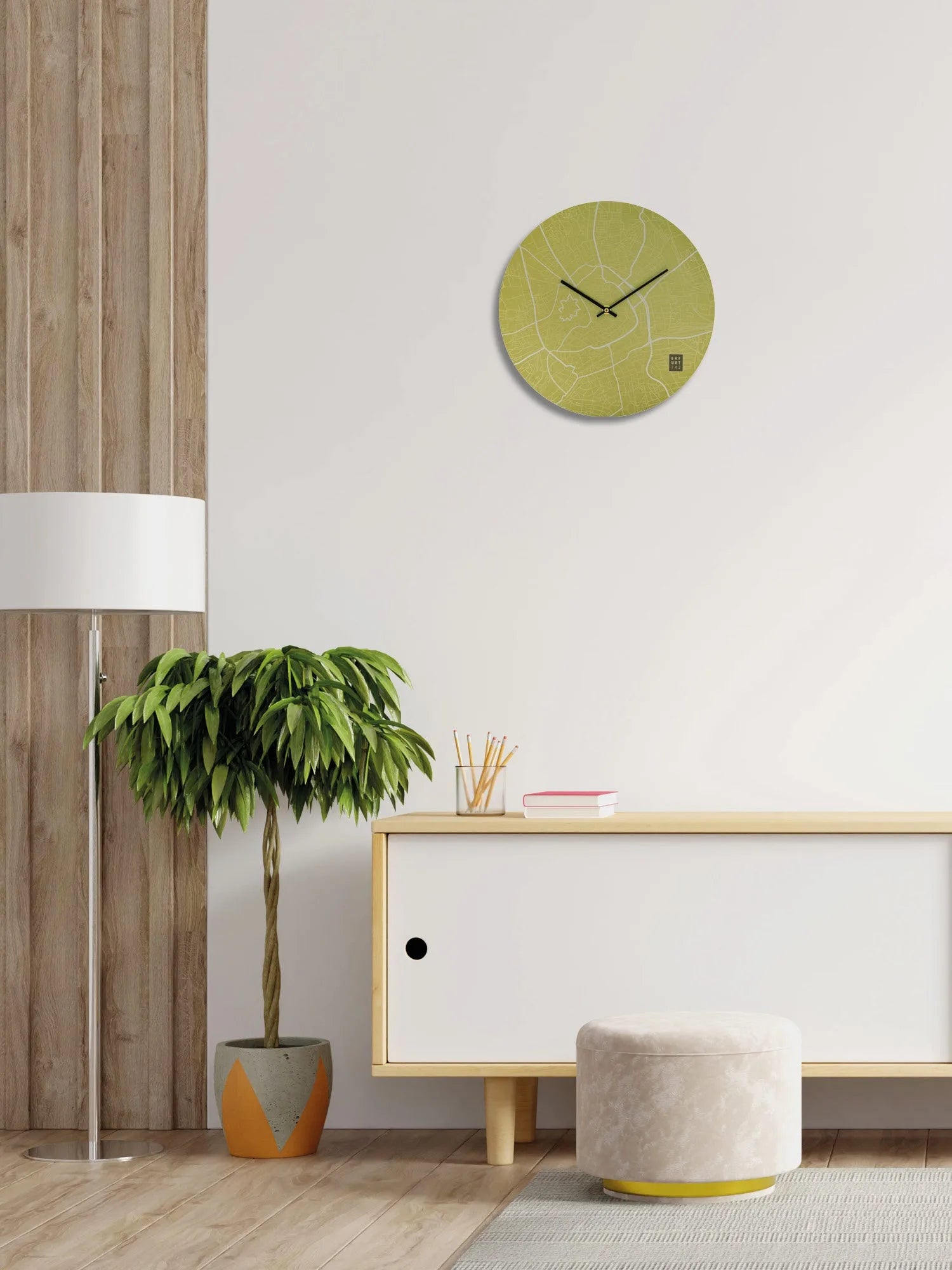 Wanduhr mit Automatik Uhrwerk Erfurter Stadtplan grün in Arbeitszimmer