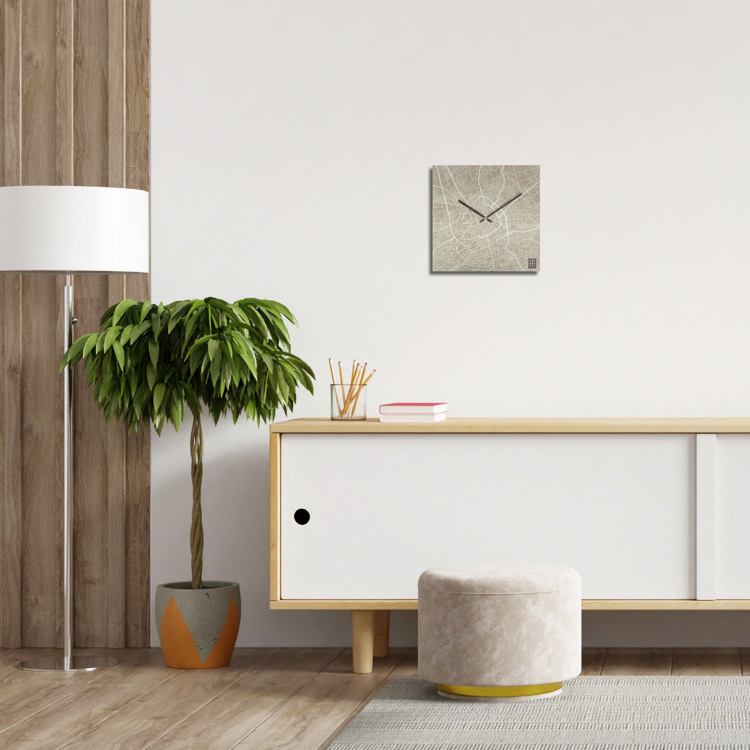 Wanduhr Stadtplan Erfurt quadratisch mit den Maßen 25x25cm in der Farbe Beton im Wohnzimmer hängend